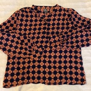 Worthington XL blouse. Excellent condition. Peach, salmon and navy pattern.